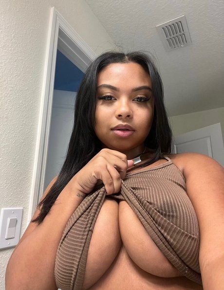 Alasti lekkinud OnlyFans-i pilt Nely