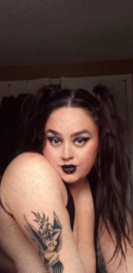 Alasti lekkinud OnlyFans-i pilt Emily