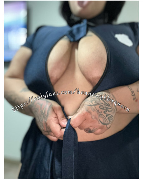 Обнаженная фотография утечки OnlyFans от Hennessybbwqueen