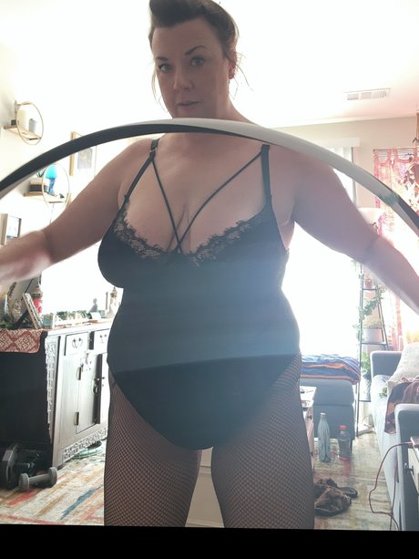 Nahá fotka uniklých OnlyFans od Hot Hula Hooping With Helga