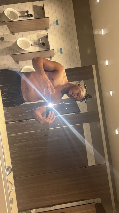 Naakte gelekte OnlyFans-foto van Band Hunna 