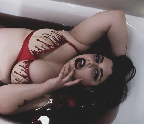 Naken lekkede OnlyFans-bilde av Nicollete Nightmare