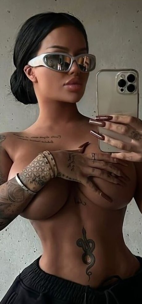 Nahá fotka uniklých OnlyFans od Enise Sude