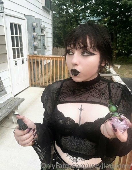 Nacktes geleaktes OnlyFans-Foto von Urevilmommy