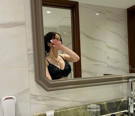 Alasti lekkinud OnlyFans-i pilt Elisaaline