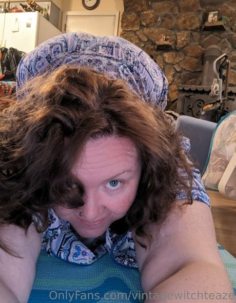 Nahá fotka uniklých OnlyFans od Vintagewitchteaze
