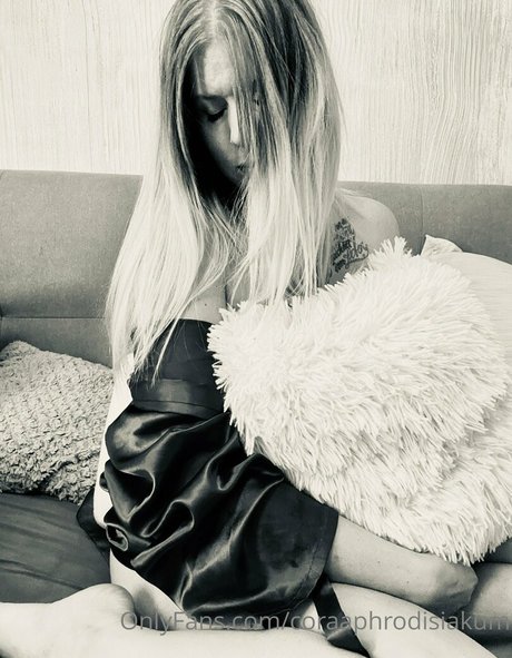 Foto di nudo di fuga di OnlyFans di Coraaphrodisiakum