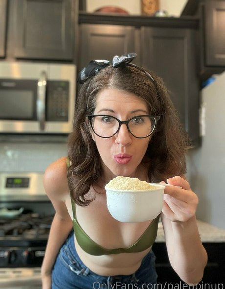 Foto di nudo di fuga di OnlyFans di Paleopinup