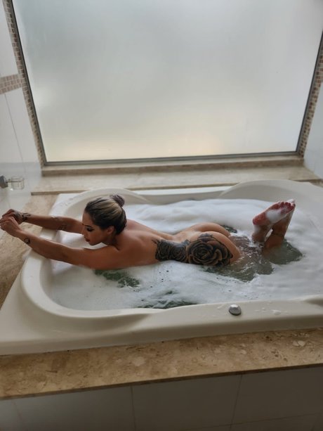 Naakte gelekte OnlyFans-foto van Amanda Aparecida