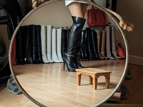 Naakte gelekte OnlyFans-foto van Mistress Blanche