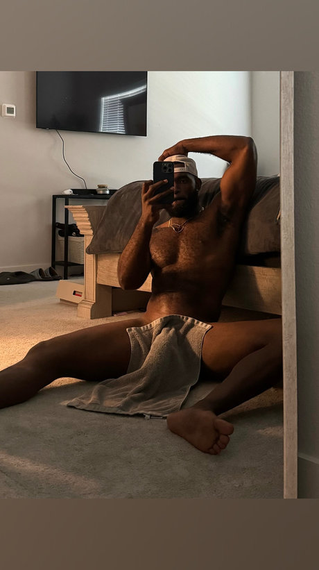 Alasti lekkinud OnlyFans-i pilt Marshall Price