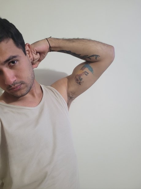 Naakte gelekte OnlyFans-foto van Alejo Dg 