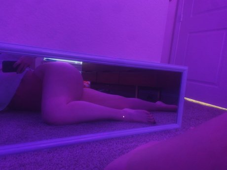 Nahá fotka uniklých OnlyFans od  Simone 