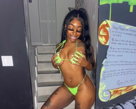 Naakte gelekte OnlyFans-foto van P5 The Most Fancy