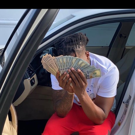 OnlyFans-model T R I L L 