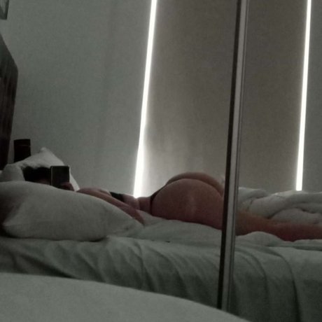 Alasti lekkinud OnlyFans-i pilt Paige