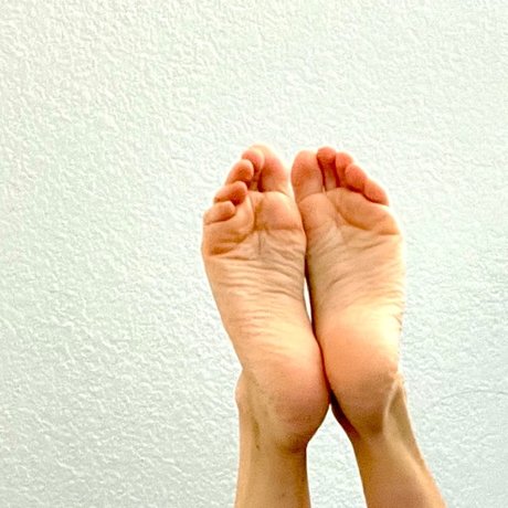 Alasti lekkinud OnlyFans-i pilt Pinky Feet