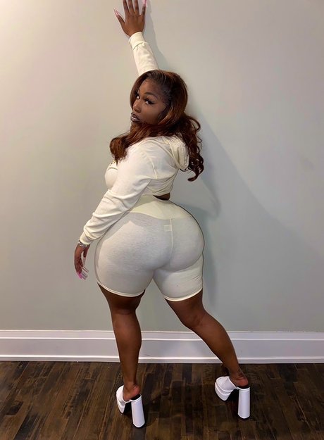 Alasti lekkinud OnlyFans-i pilt Chunling