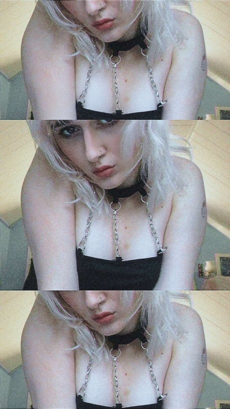 Naken läckt OnlyFans-bild av Little Pixie