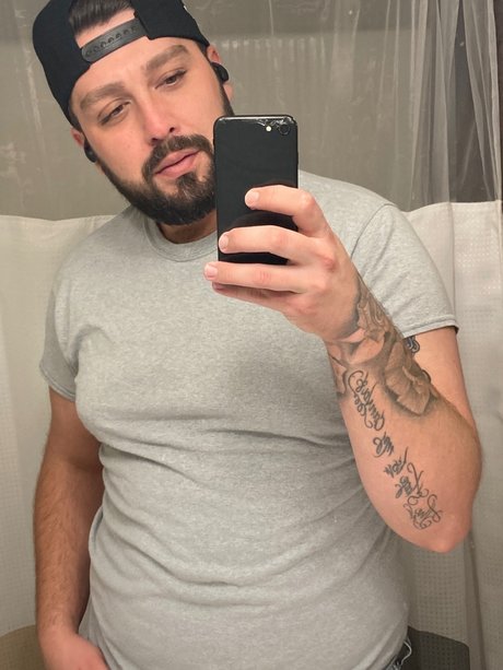 Alasti lekkinud OnlyFans-i pilt Daniel Collins