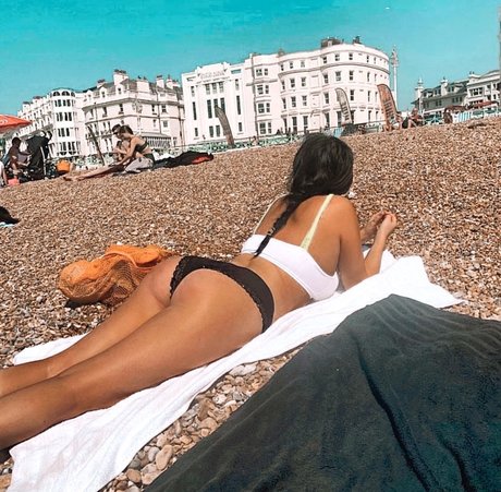 Naken lekkede OnlyFans-bilde av Poppy Mae