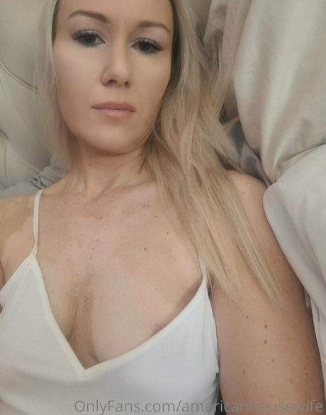 Naken läckt OnlyFans-bild av Americanhousewife