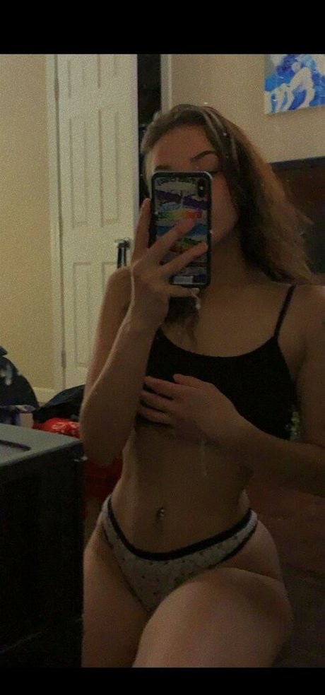 Alasti lekkinud OnlyFans-i pilt Peachesandhxney