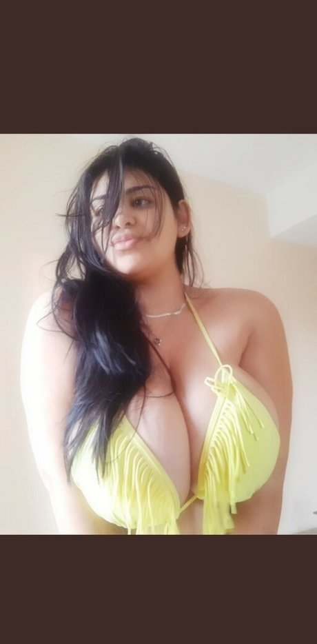 Naakte gelekte OnlyFans-foto van Jennifer Busty Latina