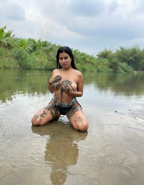 Naakte gelekte OnlyFans-foto van Anahikathlen