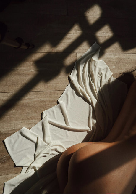 Alasti lekkinud OnlyFans-i pilt Polinarss