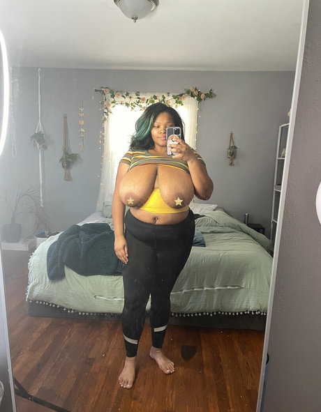 Naken lekkede OnlyFans-bilde av Moodybb