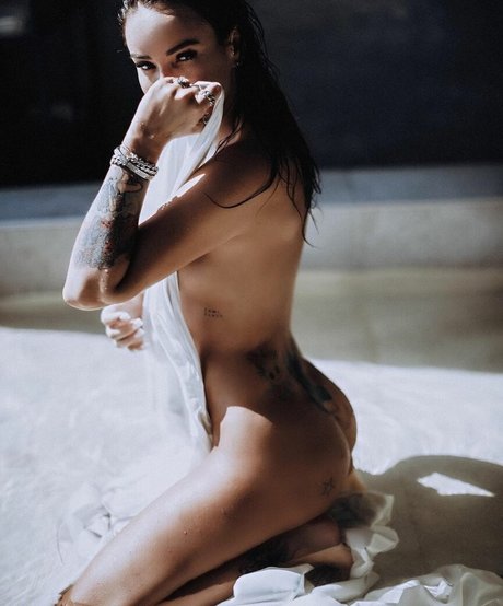 Nahá fotka uniklých OnlyFans od Aiza Dolmatova