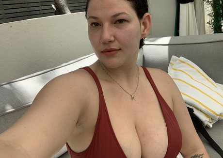 Nahá fotka uniklých OnlyFans od Tiedyeblotter