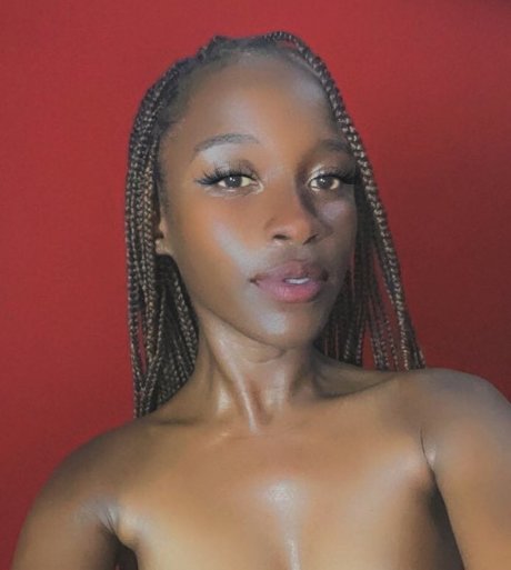 Foto di nudo di fuga di OnlyFans di Queen Penzi