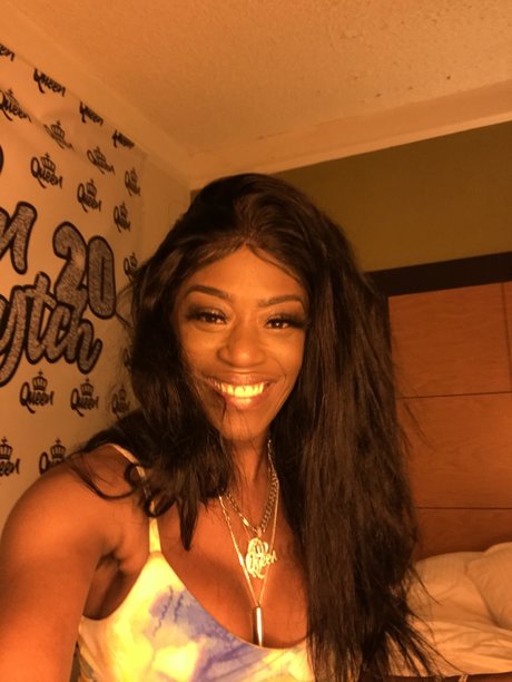 Queen OnlyFansリークヌード写真