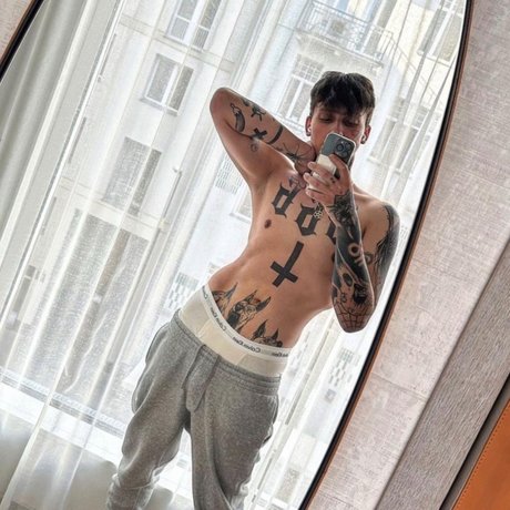 Обнаженная фотография утечки OnlyFans от Ralph Iratus Ferre