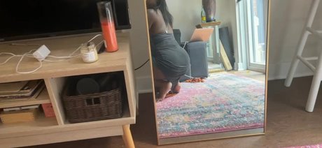 Naken lekkede OnlyFans-bilde av Dex And Mona