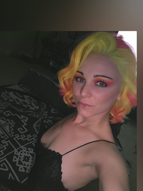 Alasti lekkinud OnlyFans-i pilt June