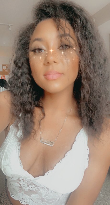 Alasti lekkinud OnlyFans-i pilt S