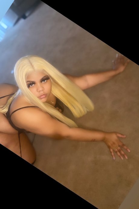 Naken lekkede OnlyFans-bilde av Redbonecandy