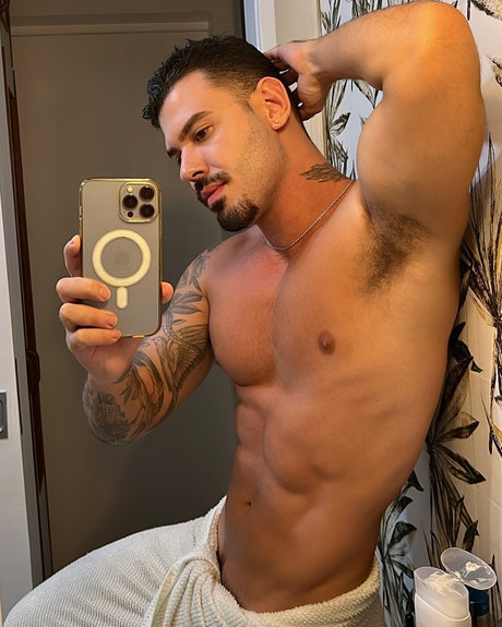 Naken lekkede OnlyFans-bilde av Romero Augusto