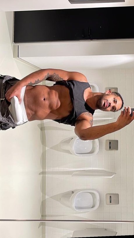 Naakte gelekte OnlyFans-foto van Rivieverson Flix