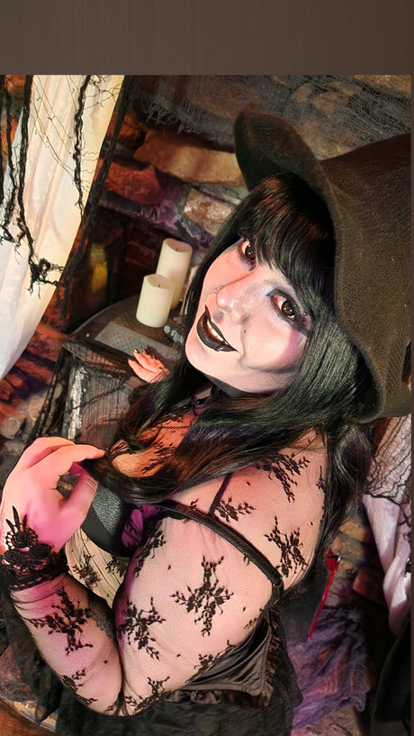 Обнаженная фотография утечки OnlyFans от Rose Red Neko