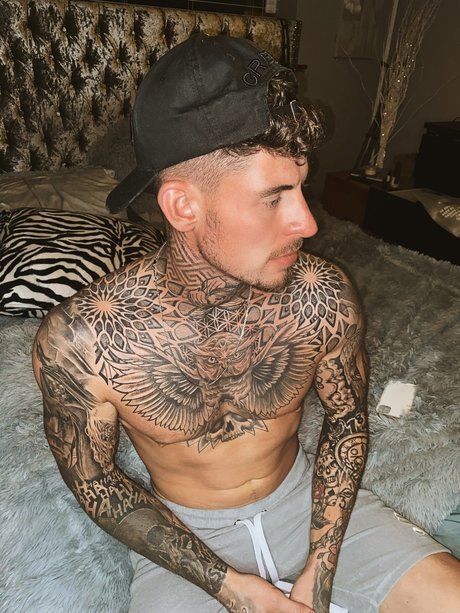 Nahá fotka uniklých OnlyFans od Sam Chaloner