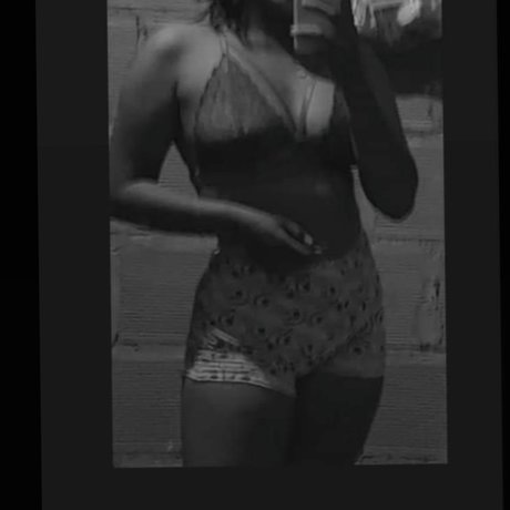 Foto desnuda filtrada de OnlyFans de Enyi Saavedra