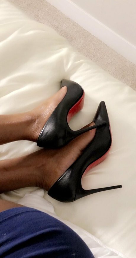 Naken lekkede OnlyFans-bilde av Kinsleykarter