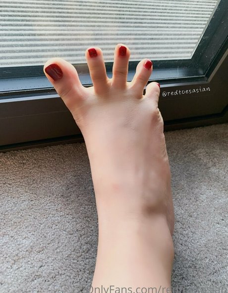 Nahá fotka uniklých OnlyFans od Redtoesasian