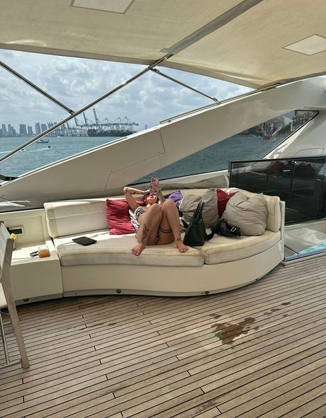 Nacktes geleaktes OnlyFans-Foto von Bhadbhabie