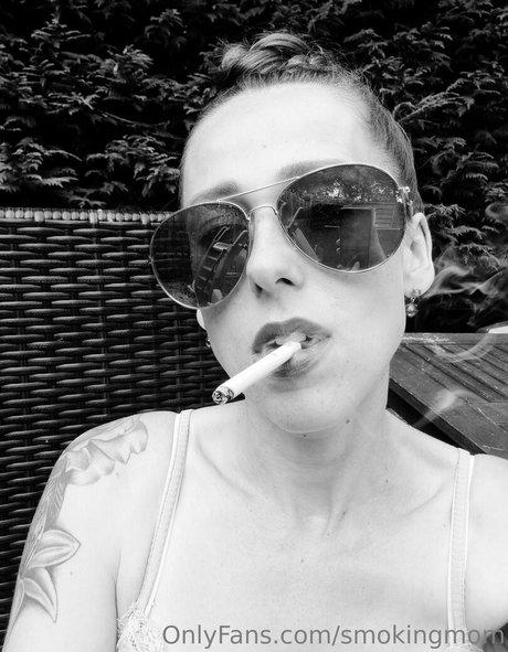 Naken lekkede OnlyFans-bilde av Smokingmom