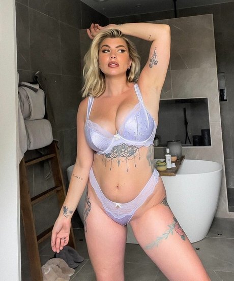 Naken läckt OnlyFans-bild av Olivia Buckland